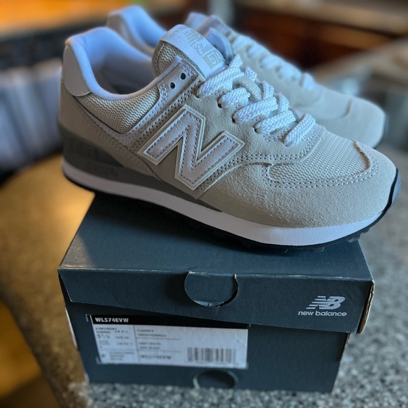 New Balance 574 size 5.5 - Picture 1 of 5